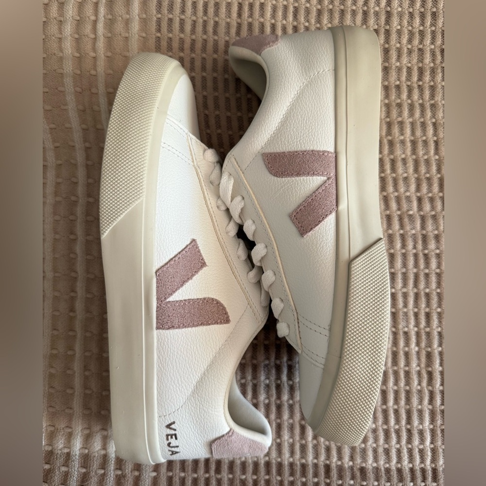 NWOT Veja Campo Leather White Babe